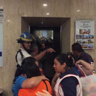 Rescatan a personas atrapadas en elevador de Hotel en Avenida La Paz