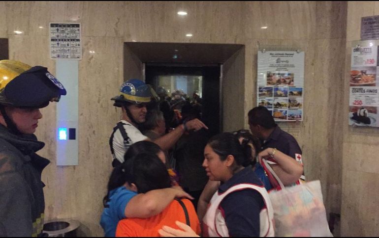 Aspecto de la liberación de quienes se encontraban encerrados en el elevador. ESPECIAL / Bomberos de Guadalajara