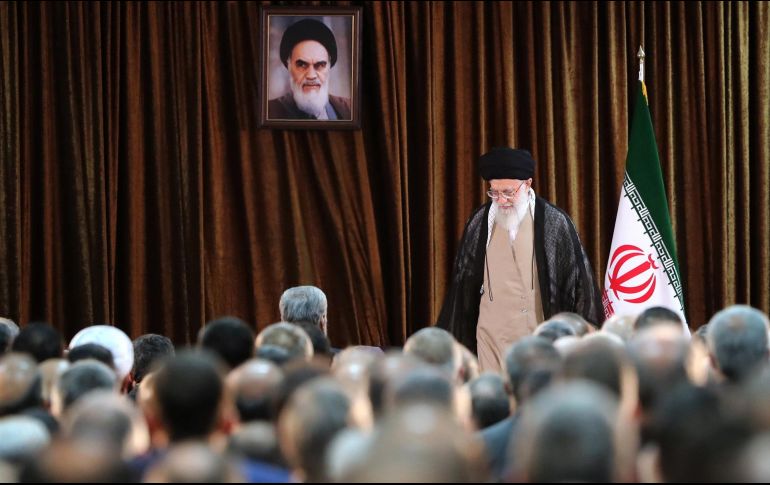 Jamenei apuesta por una línea de menos apertura que la del presidente iraní Hasan Rohani. EFE/OFICINA PRESIDENCIAL