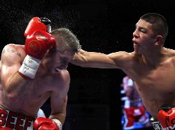 Munguía (d), que hizo su primera defensa del título, mostró siempre mayor rapidez y técnica. AFP/S. Marcus