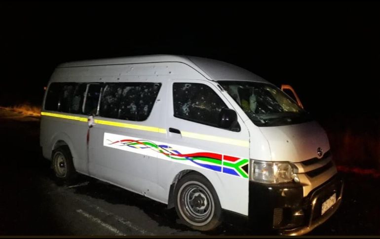 Los sujetos salieron de repente de unos arbustos y dispararon contra un minibús lleno de taxistas, que circulaba por la carretera provincial R74. ESPECIAL