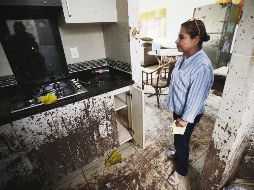 Concepción Vargas muestra las afectaciones que causó el deslave en el coto Senderos del Lago, en Jocotepec. EL INFORMADOR/F. Atilano