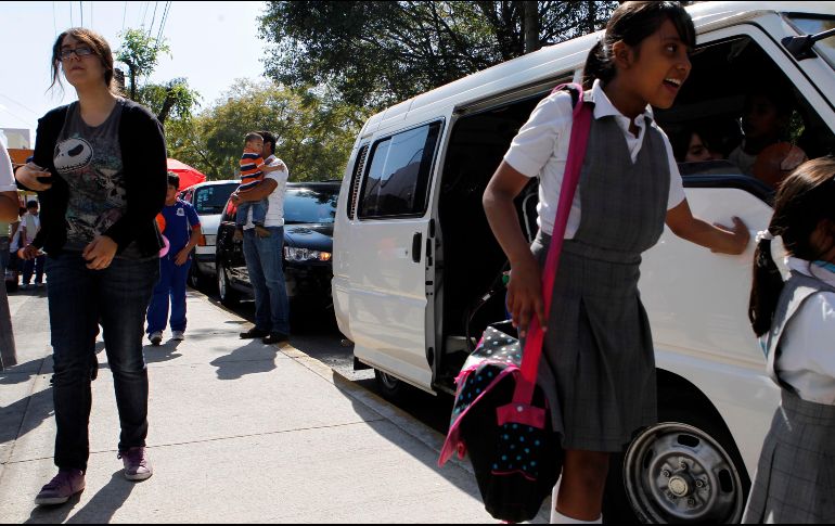 Las personas utilizan sus vehículos particulares para llevar a los estudiantes a sus escuelas y recogerlos a la hora de la salida; ofrecen sus servicios a través de Internet. EL INFORMADOR/ARCHIVO