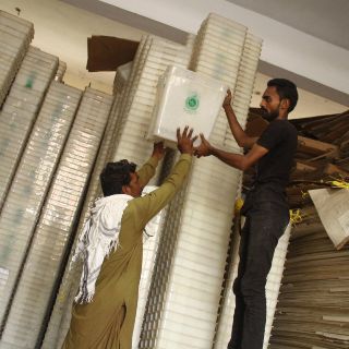 Pakistán celebra unas elecciones con dudas sobre su legitimidad