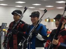 Gabriela Martínez (C) sumó 244.8 puntos en la prueba de rifle de aire 10 metros individual.  TWITTER/@CONADE