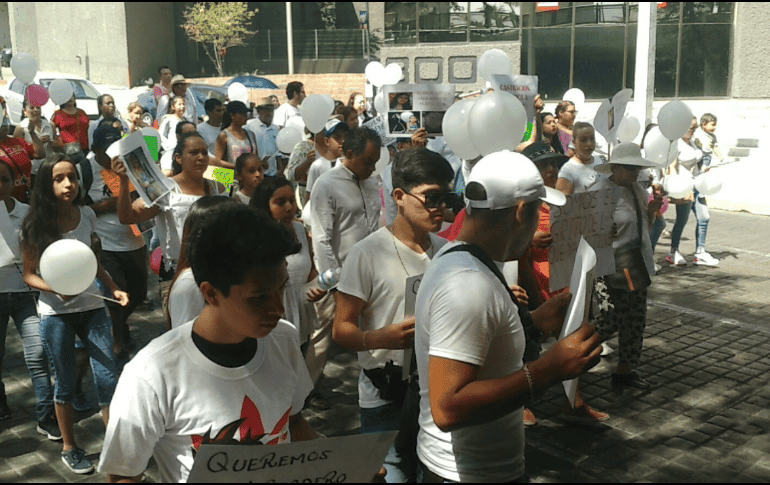 Activistas y familiares tienen dudas sobre el detenido, de quien dicen no parece ser la misma persona que apareció en las imágenes de la cámara de vigilancia. TWITTER / @eljovencarrillo