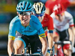 Rumbo a la meta. Magnus Cort Nielsen se impone en el sprint para llevarse la etapa 15 de Tour de Francia. AP