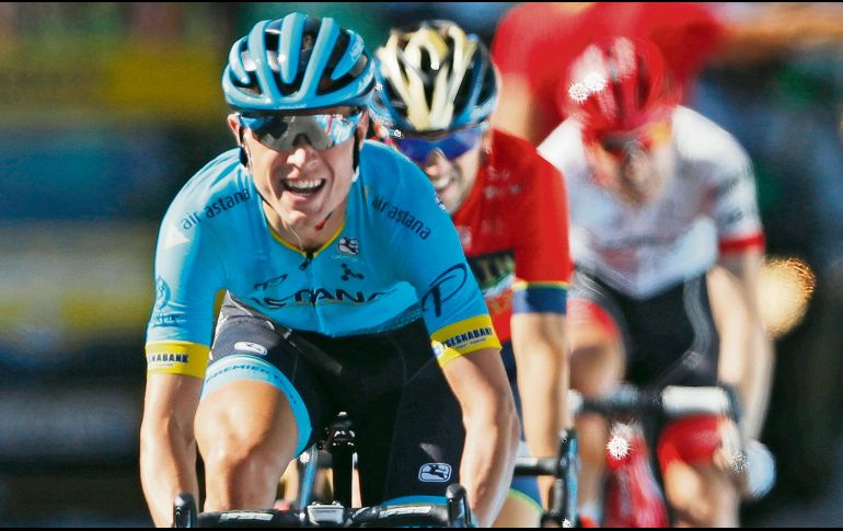 Rumbo a la meta. Magnus Cort Nielsen se impone en el sprint para llevarse la etapa 15 de Tour de Francia. AP
