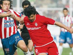 Héctor Reynoso le da a Cardozo el beneficio de la duda al frente de Chivas. Ambos ex jugadores fueron rivales, como en esta imagen de 2002. MEXSPORT