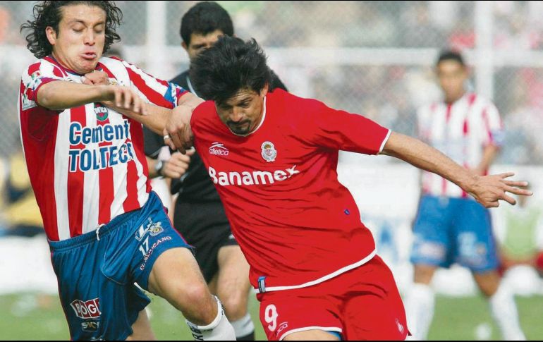 Héctor Reynoso le da a Cardozo el beneficio de la duda al frente de Chivas. Ambos ex jugadores fueron rivales, como en esta imagen de 2002. MEXSPORT