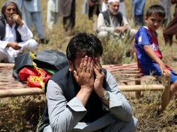 El pariente de una de las víctimas mortales llora durante el entierro. AP/R. Gul