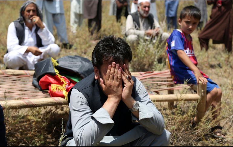 El pariente de una de las víctimas mortales llora durante el entierro. AP/R. Gul