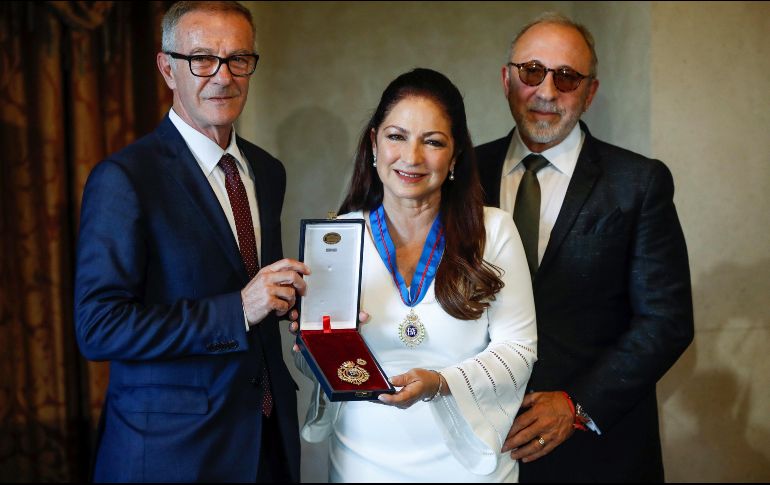 De vestido blanco entallado y acompañada de su marido Emilio Estefan, la artista acude a recibir su medalla. EFE / E. Naranja