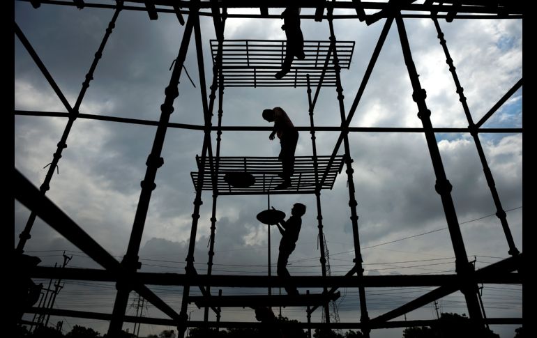 Trabajadores laboran en la construcción de un hospital en Greater Noida, India. AP/R. Iyer
