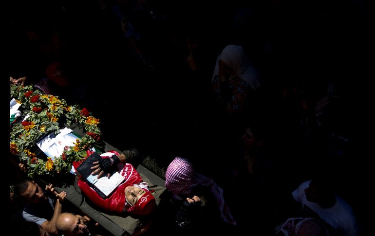 Palestinos cargan el cuerpo de Arkan Mezeher, de 15 años, durante su funeral en el campo de refugiados en Deheisha, Cisjordania. Mezeher murió de un tiro durante enfrentamientos cuando militares israelíes entraron al campo en un operativo de detenciones. AP/M. Mohammed