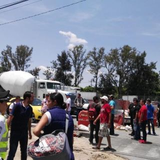 Choferes de Uber bloquean Periférico y Parres Arias