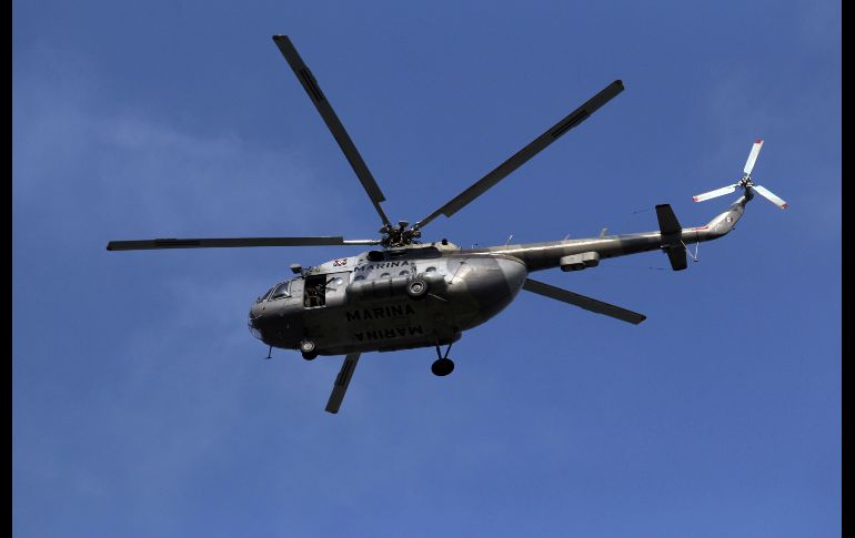 Un helicóptero militar sobrevuela el puerto.