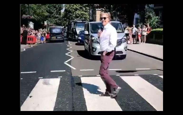Paul McCartney posó en Abbey Road a 49 años de que lo recorriera con sus compañeros de los Beatles. INSTAGRAM@paulmccartney