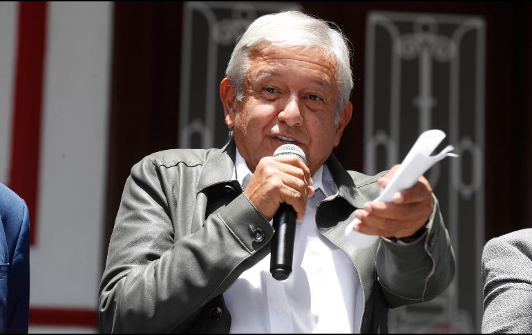 Andrés Manuel López Obrador ofreció una conferencia de prensa a las afueras de la casa de transición en la colonia Roma. SUN / I. Olivares