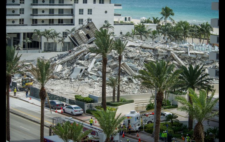 Restos de un edificio derrumbado hoy en la Avenida Collins y la calle 58 de Miami Beach, Florida. El inmueble que iba a ser demolido se desplomó y al menos una persona resultó herida. EFE/G. Viera.