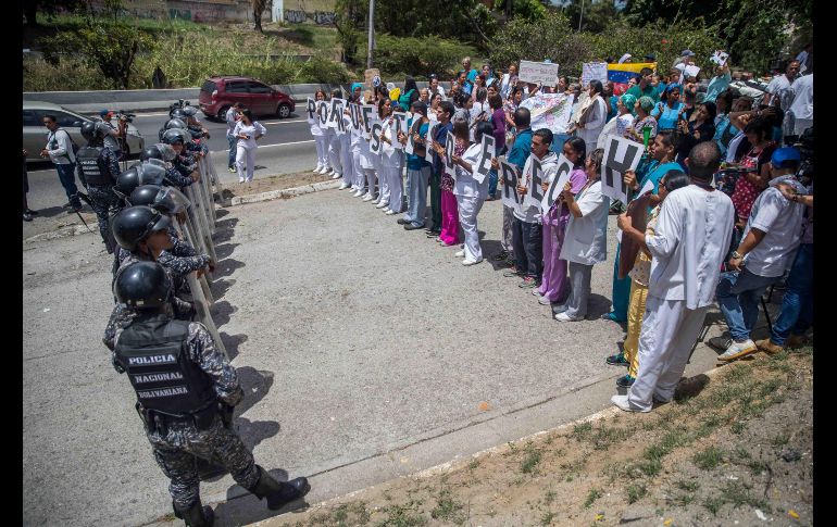Trabajadores de hospitales públicos protestan en Caracas, Venezuela. Los trabajadores del  mantuvieron hoy las protestas que iniciaron hace 29 días para exigir mejoras salariales. EFE/M, Gutiérrez