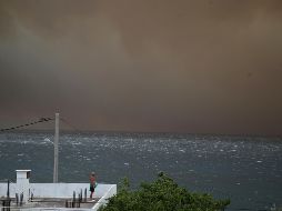 Humo cubre el cielo de Atenas. Los incendios han quemado numerosos vehículos, granjas y árboles en los costados de la cpaital. AP/T. Stavrakis