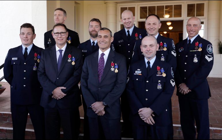 Los nueve condecorados posan ante los medios con sus medallas. AP/S. Davey