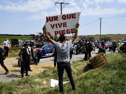 Denuncian que algunos manifestantes arrojaron al paso de los ciclistas un líquido irritante. AFP/J. Pachoud