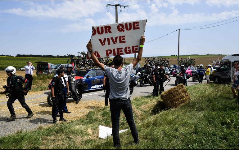 Denuncian que algunos manifestantes arrojaron al paso de los ciclistas un líquido irritante. AFP/J. Pachoud