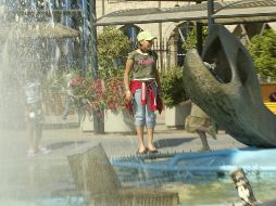 Ante las altas temperaturas, recomiendan hidratarse y no exponerse al sol durante tiempos prolongados. EL INFORMADOR/ARCHIVO