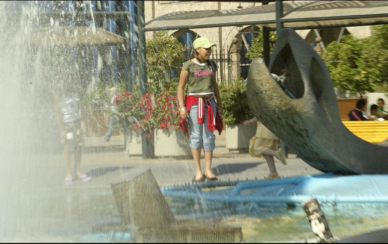 Ante las altas temperaturas, recomiendan hidratarse y no exponerse al sol durante tiempos prolongados. EL INFORMADOR/ARCHIVO