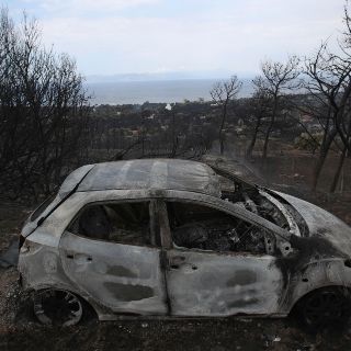 Suben a 49 los muertos en incendios cerca de Atenas