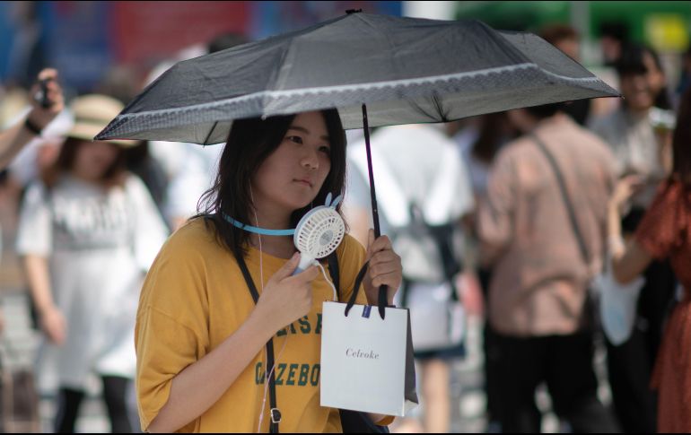 Tan solo en la prefectura de Tokio, la más poblada de Japón, mil 979 personas fueron atendidas la semana pasada en diversos nosocomios a causa de la ola de calor que afecta al archipiélago. AFP / M. Bureau