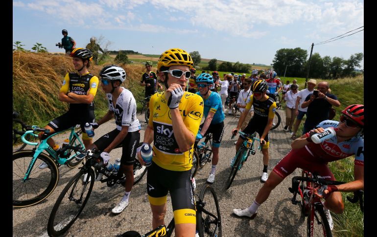 El pelotón aguarda en un camino debido a la protesta de un campesino, la cual interrumpió la décimosexta etapa del Tour de Francia en Carcassonne. AP/P. Dejong