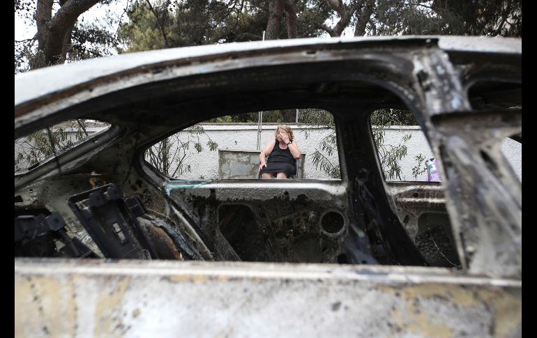Asimina Psalti, de 87, reacciona afuera de su casa quemada en Mati, Grecia. La pequeña ciudad costera ubicada al este de Atenas ha quedado en cenizas, tras uno de los incendios desatados en el país.