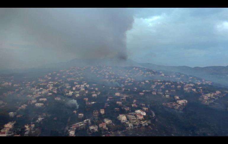 El incendio en Mati. El mayor incendio en más de una década en Grecia comenzó ayer con varios fuegos en una zona forestal a 50 kilómetros al suroeste de Atenas que obligaron a evacuar varias poblaciones.