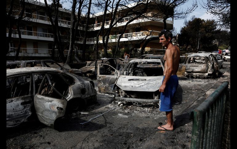 Un habitante observa los daños tras el paso de las llamas. El gobierno griego anunció la llegada a la zona el miércoles de 308 ingenieros para acelerar el inventario de daños.