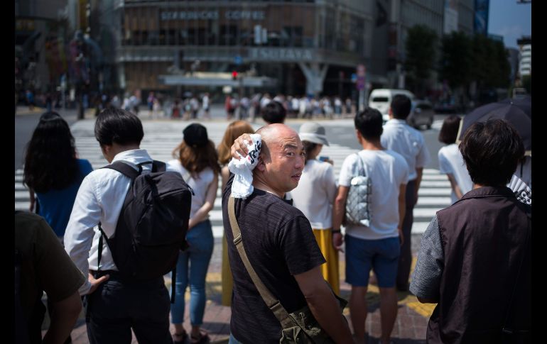 Un hombre se seca el sudor en una calle de Tokio. Japón registra una ola de calor inusual, que ha provocado 65 muertes en una semana. AFP/M. Bureau