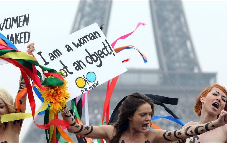 Las activistas aparecen por lo general de improvisto, topless y con el cuerpo pintado con insignias. AP/ K. Tribouillard