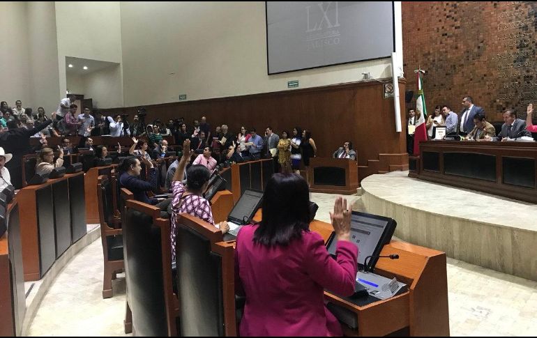 En la actual legislación para ocupar la titularidad de cualquier secretaría sólo se requiere contar con título profesional preferentemente relacionado con la materia o en su defecto experiencia en el ramo.TWITTER/ @LegislativoJal