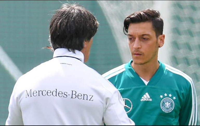 El domingo pasado Ozil (D) anunció su retiro de la Selección alemana. AFP/ARCHIVO
