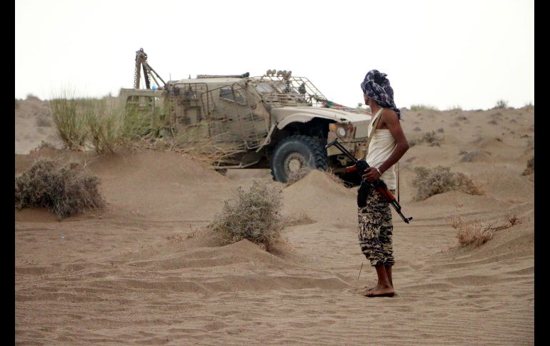 Soldados del ejército yemení, apoyados por la coalición liderada por Arabia Saudita, toman posiciones durante las operaciones militares en Houthi, Yemen. EFE/N. Almahboobi
