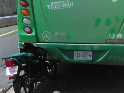 La motocicleta quedó incrustada en la defensa trasera de un camión de la ruta 231. ESPECIAL/