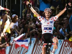 Julian Alaphilippe levanta los brazos en señal de triunfo tras una etapa en la que la Policía mitigó una protesta con gas lacrimógeno y en la que hubo dos aparatosas caídas. AFP/P. López