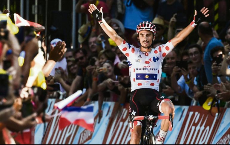 Julian Alaphilippe levanta los brazos en señal de triunfo tras una etapa en la que la Policía mitigó una protesta con gas lacrimógeno y en la que hubo dos aparatosas caídas. AFP/P. López