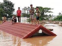 Varios afectados siguen atrapados en los tejados y azoteas de sus casas, en espera de ayuda. AFP