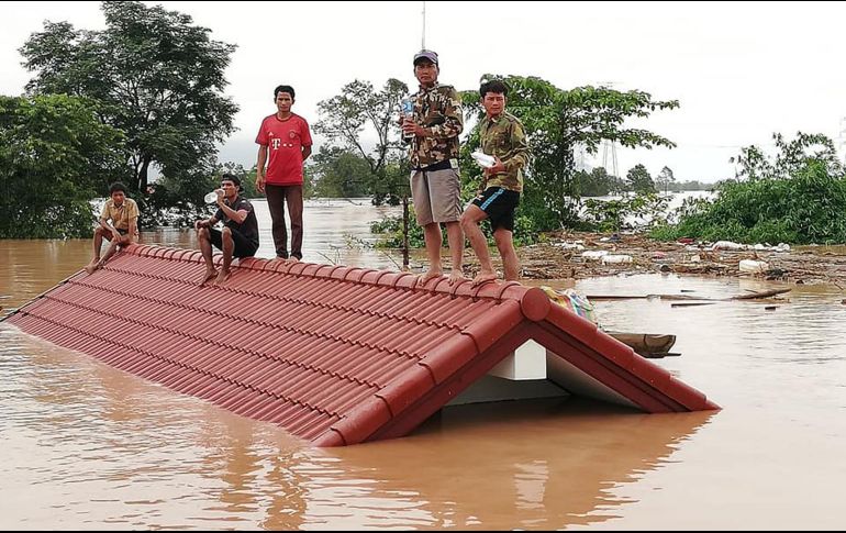 Varios afectados siguen atrapados en los tejados y azoteas de sus casas, en espera de ayuda. AFP