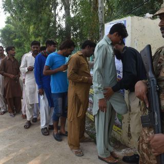 Mueren 21 en atentado cerca de colegio electoral en Pakistán
