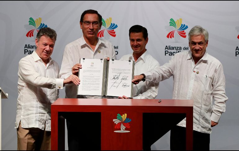 Juan Manuel Santos, Martín Vizcarra, Enrique Peña Nieto y Sebastián Piñera muestran la firma de una declaración y un plan de acción conjunta para impulsar el libre comercio y la integración. EFE/J. Méndez