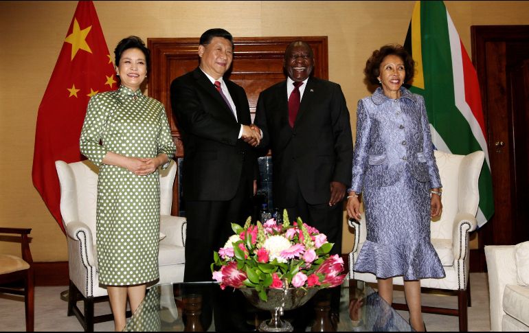 El presidente sudafricano, Cyril Ramaphosa (2d), estrecha la mano de su homólogo chino, Xi Jinping (2i), junto a la primera dama de China, Peng Liyuan (i) y la mujer de Ramaphosa, Tshepo Motsepe (d), en Pretoria. EFE/T. Hadebe
